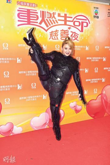 欣宜表示為演繹站立一字馬,特別苦練了兩個星期。(攝影:梁迺楠)欣宜前晚首次現場演繹新歌《你瘦夠了嗎》,大騷舞功兼腿功。(攝影:梁迺楠) 欣宜表示為演繹站立一字馬,特別苦練了兩個星期。(攝影:梁迺楠)欣宜前晚首次現場演繹新歌《你瘦夠了嗎》,大騷舞功兼腿功。(攝影:梁迺楠)