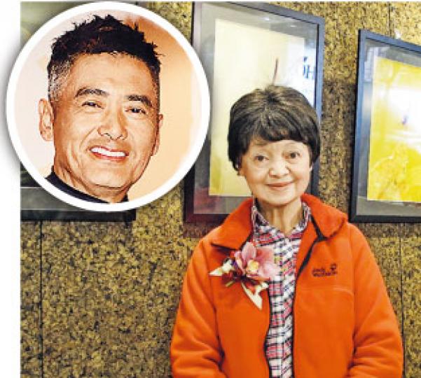 周聰玲送了一本自己拍攝的蜻蜓影集給弟弟周潤發(圓圖)。(攝影/記者:唐嘉晞) 周聰玲送了一本自己拍攝的蜻蜓影集給弟弟周潤發(圓圖)。(攝影/記者:唐嘉晞)
