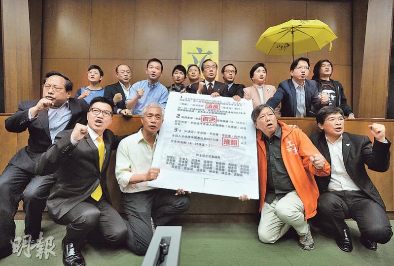 立法會全體27名民主派議員發表聯合聲明,批評人大常委8.31《決定》是指鹿為馬,將一個剝奪選民提名權的選舉制度定義為「普選」,重申必定否決任何根據8.31決定框架制定的政改方案。昨日只有部分泛民出席記招,有聯署的李國麟、葉建源、黃毓民及湯家驊等人都未有現身。(盧翊銘攝) 立法會全體27名民主派議員發表聯合聲明,批評人大常委8.31《決定》是指鹿為馬,將一個剝奪選民提名權的選舉制度定義為「普選」,重申必定否決任何根據8.31決定框架制定的政改方案。昨日只有部分泛民出席記招,有聯署的李國麟、葉建源、黃毓民及湯家驊等人都未有現身。(盧翊銘攝)