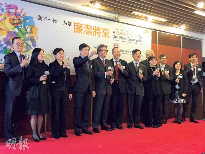 廉政公署昨舉行傳媒茶敘,廉政專員白韞六(左四)及副專員黃世照(左五)被問到前特首曾蔭權案時,均表示不評論個別案件。(曾錦雯攝) 廉政公署昨舉行傳媒茶敘,廉政專員白韞六(左四)及副專員黃世照(左五)被問到前特首曾蔭權案時,均表示不評論個別案件。(曾錦雯攝)