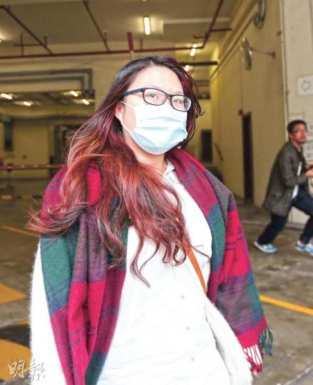 大學三年級學生陳明鳳涉嫌拒捕,支付保釋金後在友人陪同下乘私家車離開。她報稱居於理大學生宿舍。(何偉畧攝) 大學三年級學生陳明鳳涉嫌拒捕,支付保釋金後在友人陪同下乘私家車離開。她報稱居於理大學生宿舍。(何偉畧攝)