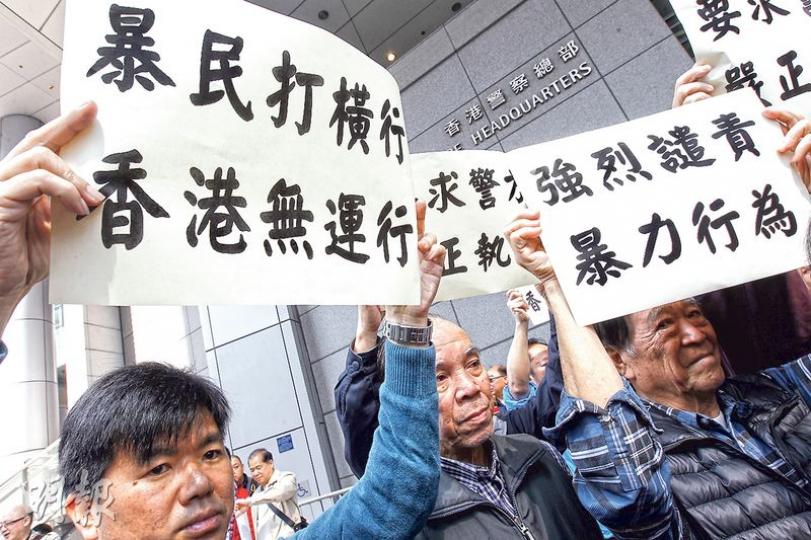 香港旅遊聯業工會聯會不滿「反水貨客」行動的示威者衝入商店,指罵職員及顧客,昨日到灣仔警署請願,要求警方執法。該會總幹事林志挺表示,近日接獲7名於上水、屯門一帶商場店舖職員求助,憂慮人身安全受影響。(李紹昌攝)本報記者昨晚約8時到上水廣場對開龍琛路,街上仍有零星的人拉着行李篋,亦有人手持奶粉。(林俊源攝) 香港旅遊聯業工會聯會不滿「反水貨客」行動的示威者衝入商店,指罵職員及顧客,昨日到灣仔警署請願,要求警方執法。該會總幹事林志挺表示,近日接獲7名於上水、屯門一帶商場店舖職員求助,憂慮人身安全受影響。(李紹昌攝)本報記者昨晚約8時到上水廣場對開龍琛路,街上仍有零星的人拉着行李篋,亦有人手持奶粉。(林俊源攝)