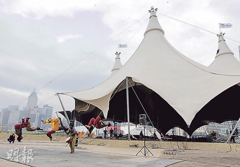 全球最大移動馬戲棚Cavalia噚日喺中環搭建,可容納2004名觀眾及長50米乘20米嘅舞台,畀馬兒自由奔跑。(李澤彤攝) 全球最大移動馬戲棚Cavalia噚日喺中環搭建,可容納2004名觀眾及長50米乘20米嘅舞台,畀馬兒自由奔跑。(李澤彤攝)