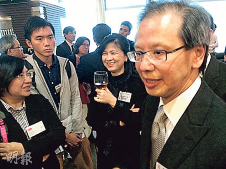 廉署執行處助理處長余振昌(右一)話最初查許仕仁案,因為案件敏感,自己要負責影印同送件,右二係總法證會計師鄧淑妮。(張煒明攝) 廉署執行處助理處長余振昌(右一)話最初查許仕仁案,因為案件敏感,自己要負責影印同送件,右二係總法證會計師鄧淑妮。(張煒明攝)