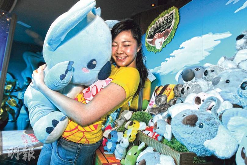 海洋公園設計一系列不同造型的樹熊公仔(見圖)、精品及服飾,主要在新樹熊館連帶的商店發售,公園預計新推出的南澳洲餐飲及各樣樹熊精品,可為公園帶來10%至15%零售及餐飲銷售額增長。(李紹昌攝)為配合新樹熊展館,海洋公園推出一系列南澳洲特色食品、樹熊造型甜品,例如圖中的樹熊3D造型水果蛋糕,定價為350元。旅客在公園內的「水都餅店」可即場享用樹熊拉花咖啡及樹熊造型曲奇餅,亦可選購南澳花茶、果仁棒等限量食品。(李紹昌攝)海洋公園引入澳洲名酒莊Seppeltsfield的「1914 Para」百年砵酒( 海洋公園設計一系列不同造型的樹熊公仔(見圖)、精品及服飾,主要在新樹熊館連帶的商店發售,公園預計新推出的南澳洲餐飲及各樣樹熊精品,可為公園帶來10%至15%零售及餐飲銷售額增長。(李紹昌攝)為配合新樹熊展館,海洋公園推出一系列南澳洲特色食品、樹熊造型甜品,例如圖中的樹熊3D造型水果蛋糕,定價為350元。旅客在公園內的「水都餅店」可即場享用樹熊拉花咖啡及樹熊造型曲奇餅,亦可選購南澳花茶、果仁棒等限量食品。(李紹昌攝)海洋公園引入澳洲名酒莊Seppeltsfield的「1914 Para」百年砵酒(