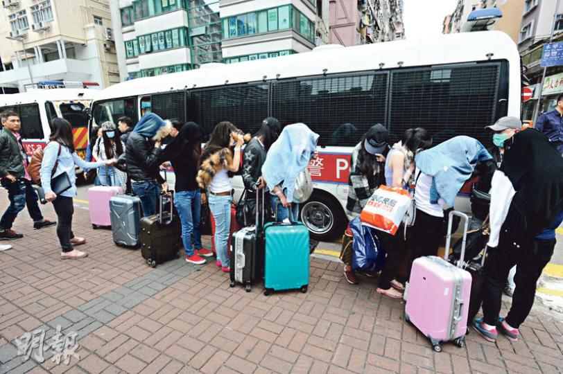 警方昨午在旺角展開掃黃行動拘捕38人,當中大部分被捕賣淫女子登上警車時都手持行李篋。(衛永康攝) 警方昨午在旺角展開掃黃行動拘捕38人,當中大部分被捕賣淫女子登上警車時都手持行李篋。(衛永康攝)
