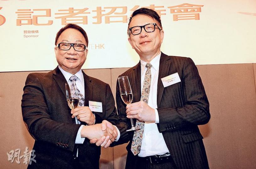 徐小明與葉家寶昨出席「電視世界2015」記者會,兩人握手碰杯。(攝影/記者﹕梁榮達) 徐小明與葉家寶昨出席「電視世界2015」記者會,兩人握手碰杯。(攝影/記者﹕梁榮達)