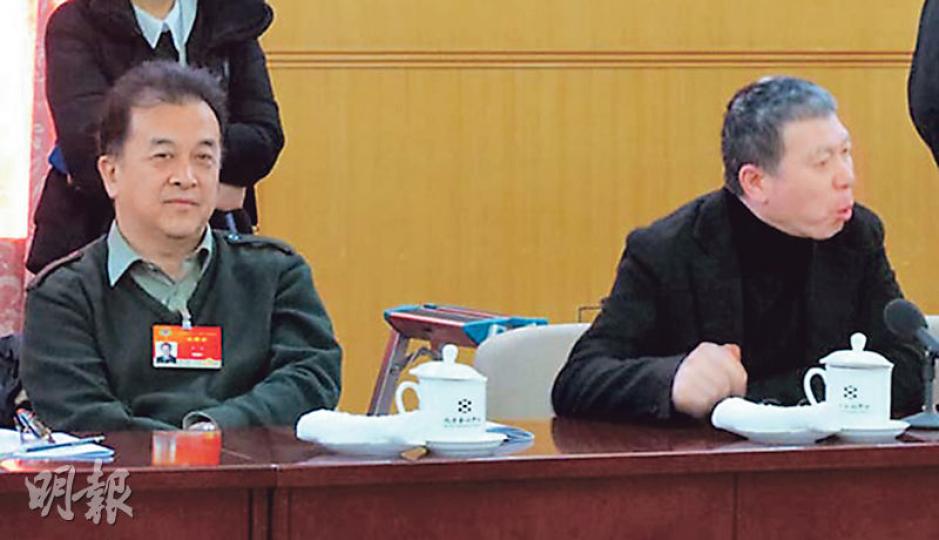 電影導演馮小剛(右)為一旁的黃宏(左)「鳴不平」,厲聲斥責不良媒體給黃宏造謠。(明報記者攝) 電影導演馮小剛(右)為一旁的黃宏(左)「鳴不平」,厲聲斥責不良媒體給黃宏造謠。(明報記者攝)