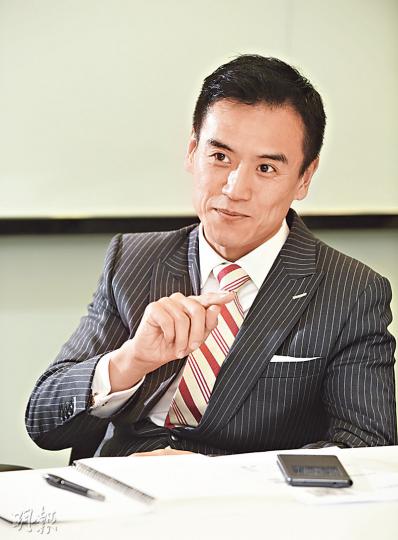 李根興(圖)在辦公室掛上由拳王阿里親筆簽名的拳套(下圖),除了有鼓勵奮發的作用,也提醒自已從事基金工作,就如在拳壇上一樣,受到嚴密監察,一定要做好監管功夫,絕對要一絲不苟。(陳淑安攝) 李根興(圖)在辦公室掛上由拳王阿里親筆簽名的拳套(下圖),除了有鼓勵奮發的作用,也提醒自已從事基金工作,就如在拳壇上一樣,受到嚴密監察,一定要做好監管功夫,絕對要一絲不苟。(陳淑安攝)