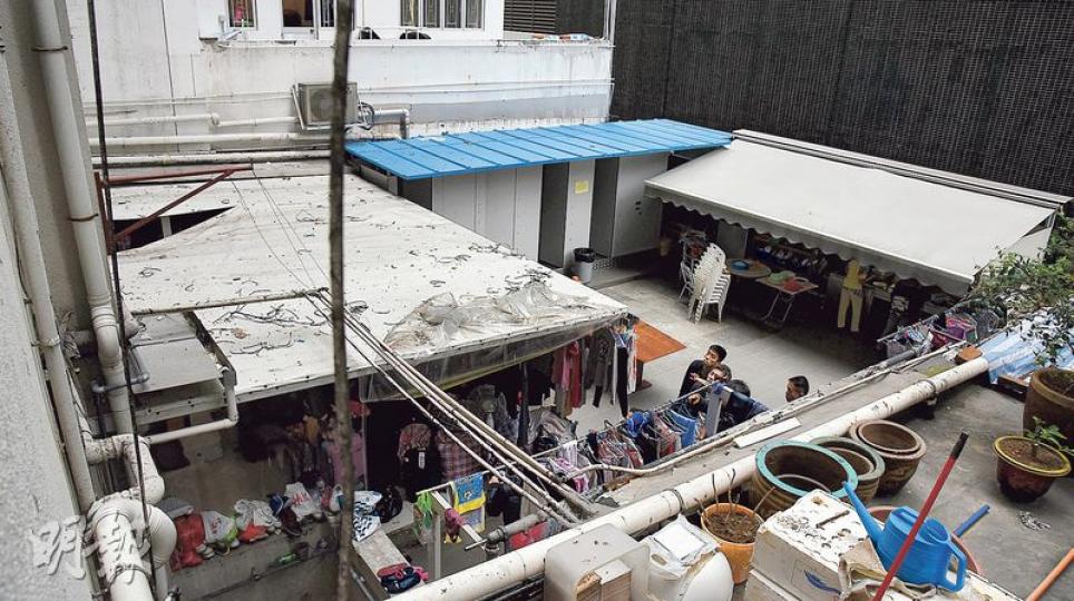 事發平台單位由外傭公司持有作女傭宿舍,一個帳篷遭石屎板插穿大洞(左方),另一處的開放式帳篷下放有餐桌及煮食用具(右方),屋宇署人員昨到場巡視,調查是否有僭建。(鍾炳然攝) 事發平台單位由外傭公司持有作女傭宿舍,一個帳篷遭石屎板插穿大洞(左方),另一處的開放式帳篷下放有餐桌及煮食用具(右方),屋宇署人員昨到場巡視,調查是否有僭建。(鍾炳然攝)