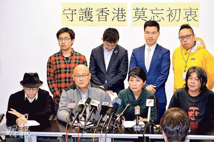社民連、人民力量及香港本土等成員昨日開記者會宣讀聲明,斥責反水貨活動暴力行為,指鼓吹者不負責任,但他們否認要跟示威者劃清界線。出席的立法會議員包括梁國雄(前右一)、毛孟靜(前右二)、陳偉業(前右三)、范國威(後右二)及陳志全(後右三)。(葉家豪攝) 社民連、人民力量及香港本土等成員昨日開記者會宣讀聲明,斥責反水貨活動暴力行為,指鼓吹者不負責任,但他們否認要跟示威者劃清界線。出席的立法會議員包括梁國雄(前右一)、毛孟靜(前右二)、陳偉業(前右三)、范國威(後右二)及陳志全(後右三)。(葉家豪攝)