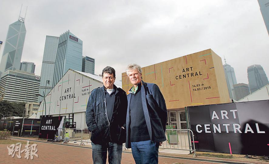 Art Central喺解放軍總部對面嘅中環新海濱舉行,噚日仲做緊工程,未能入去參觀。場地由著名倫敦設計公司Stiff+Trevillion設計,兩名展覽創辦人Tim(左)同Sandy(右)話,比起Art Basel,Art Central嘅風格會比較relax同青春;Tim仲話原本展覽場地喺正海旁,可以用設計配合,惜海旁全被圍欄隔住,唯有打消主意。(李澤彤攝) Art Central喺解放軍總部對面嘅中環新海濱舉行,噚日仲做緊工程,未能入去參觀。場地由著名倫敦設計公司Stiff+Trevillion設計,兩名展覽創辦人Tim(左)同Sandy(右)話,比起Art Basel,Art Central嘅風格會比較relax同青春;Tim仲話原本展覽場地喺正海旁,可以用設計配合,惜海旁全被圍欄隔住,唯有打消主意。(李澤彤攝)