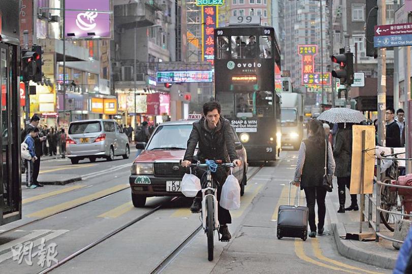 電車公司表示,路面交通持續擠塞,已令電車的平均時速不斷下跌,繁忙時間平均時速僅有2至3公里,較行人步行時速更慢,主因是私家車和電車共用路軌,不時有車輛甚至單車擋在電車前,電車行走受阻礙。電車公司已向運輸署提交改善方案,包括增設電車專線及改善燈號。(李紹昌攝) 電車公司表示,路面交通持續擠塞,已令電車的平均時速不斷下跌,繁忙時間平均時速僅有2至3公里,較行人步行時速更慢,主因是私家車和電車共用路軌,不時有車輛甚至單車擋在電車前,電車行走受阻礙。電車公司已向運輸署提交改善方案,包括增設電車專線及改善燈號。(李紹昌攝)