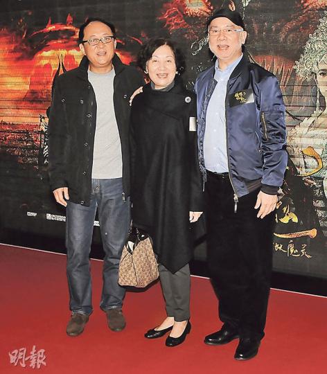 鮑德熹(右)監製和執導的電影《鍾馗伏魔:雪妖魔靈》舉行首映禮,家姐鮑起靜(中)及姐夫方平(左)現身撐場。(攝影/記者:陳釗)方中信與太太莫可欣均表示一把年紀,拒再生B。(攝影/記者:陳釗) 鮑德熹(右)監製和執導的電影《鍾馗伏魔:雪妖魔靈》舉行首映禮,家姐鮑起靜(中)及姐夫方平(左)現身撐場。(攝影/記者:陳釗)方中信與太太莫可欣均表示一把年紀,拒再生B。(攝影/記者:陳釗)