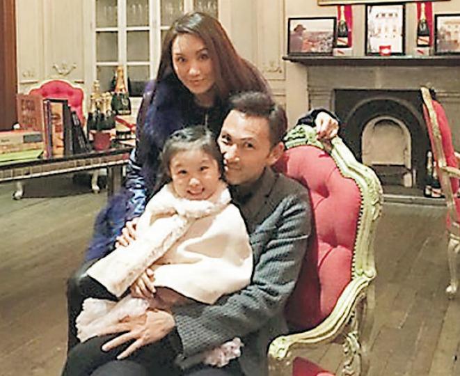 林文龍與太太郭可盈沒有二人世界,跟囡囡小津津齊齊慶祝結婚11周年。(微博圖片)錢嘉樂與太太湯盈盈在主題公園為寶貝女兒慶祝兩歲生日。(微博圖片) 林文龍與太太郭可盈沒有二人世界,跟囡囡小津津齊齊慶祝結婚11周年。(微博圖片)錢嘉樂與太太湯盈盈在主題公園為寶貝女兒慶祝兩歲生日。(微博圖片)