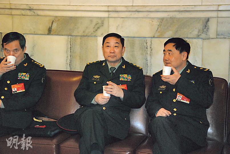 北京軍區司令宋普選(中)聽說記者要問今年閱兵事,匆匆說「明年見」。(明報記者攝) 北京軍區司令宋普選(中)聽說記者要問今年閱兵事,匆匆說「明年見」。(明報記者攝)