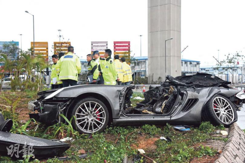 國泰機師黃奕的保時捷跑車撞至起火變形,車頭壓扁,消防員撬開車廂救人,內裏有焚燒痕迹。(蔡方山攝)事發迴旋處的石壆被保時捷跑車撞至多塊石頭剷起,跑車直飛5米高,撞向橋墩(箭嘴示)後起火。(余俊亮攝)車禍中兩名死者的近百名家屬及親友,昨晚到事發迴旋處花槽拜祭獻花,點起燭光悼念,當中不少人流淚。(余俊亮攝) 國泰機師黃奕的保時捷跑車撞至起火變形,車頭壓扁,消防員撬開車廂救人,內裏有焚燒痕迹。(蔡方山攝)事發迴旋處的石壆被保時捷跑車撞至多塊石頭剷起,跑車直飛5米高,撞向橋墩(箭嘴示)後起火。(余俊亮攝)車禍中兩名死者的近百名家屬及親友,昨晚到事發迴旋處花槽拜祭獻花,點起燭光悼念,當中不少人流淚。(余俊亮攝)