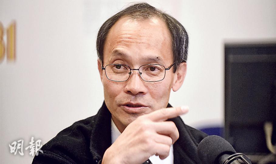 港大民研計劃總監鍾庭耀昨在商台節目《在晴朗的一天出發》接受訪問,建議特區政府於提出政改方案後舉行全民投票,讓市民表態是否支持不同政改方案。(陳淑安攝) 港大民研計劃總監鍾庭耀昨在商台節目《在晴朗的一天出發》接受訪問,建議特區政府於提出政改方案後舉行全民投票,讓市民表態是否支持不同政改方案。(陳淑安攝)
