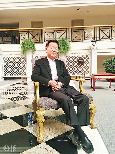 世茂集團主席許榮茂去年在民建聯籌款晚會,以1380萬元投得中聯辦主任張曉明的「駿程萬里」書法,書法現放置於家中。(梁卓怡攝) 世茂集團主席許榮茂去年在民建聯籌款晚會,以1380萬元投得中聯辦主任張曉明的「駿程萬里」書法,書法現放置於家中。(梁卓怡攝)