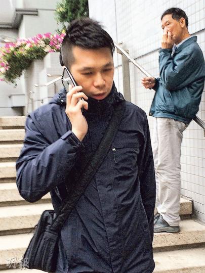 警員李志雄昨供稱,案發當晚被告不聽勸告在馬路上行走,並高喊:「我要真普選,我要佔領呢度。」惟辯方質疑有關說法沒記錄在口供內,李承認疏忽,又稱錄取口供時感疲倦,記憶亦有點模糊。(黃建邦攝)無業漢施國雄被指在已清場的旺角佔領區阻差辦公,昨獲判無罪。他在庭上供稱,案發當晚他曾聽到有白衣警向另一警員表示「你今日未開齋,你做呢個啦」。(盧翊銘攝) 警員李志雄昨供稱,案發當晚被告不聽勸告在馬路上行走,並高喊:「我要真普選,我要佔領呢度。」惟辯方質疑有關說法沒記錄在口供內,李承認疏忽,又稱錄取口供時感疲倦,記憶亦有點模糊。(黃建邦攝)無業漢施國雄被指在已清場的旺角佔領區阻差辦公,昨獲判無罪。他在庭上供稱,案發當晚他曾聽到有白衣警向另一警員表示「你今日未開齋,你做呢個啦」。(盧翊銘攝)
