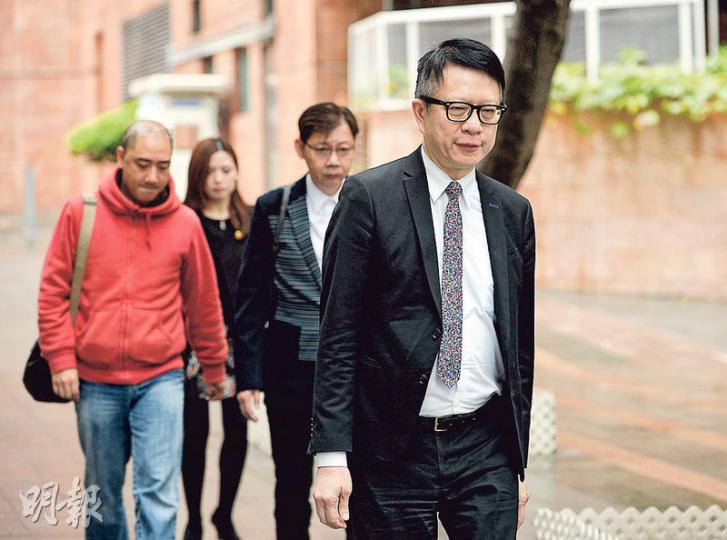 亞視執行董事葉家寶(右一)昨離開法院時澄清,亞視股權現時沒有變化,清盤純屬傳聞。(盧翊銘攝) 亞視執行董事葉家寶(右一)昨離開法院時澄清,亞視股權現時沒有變化,清盤純屬傳聞。(盧翊銘攝)