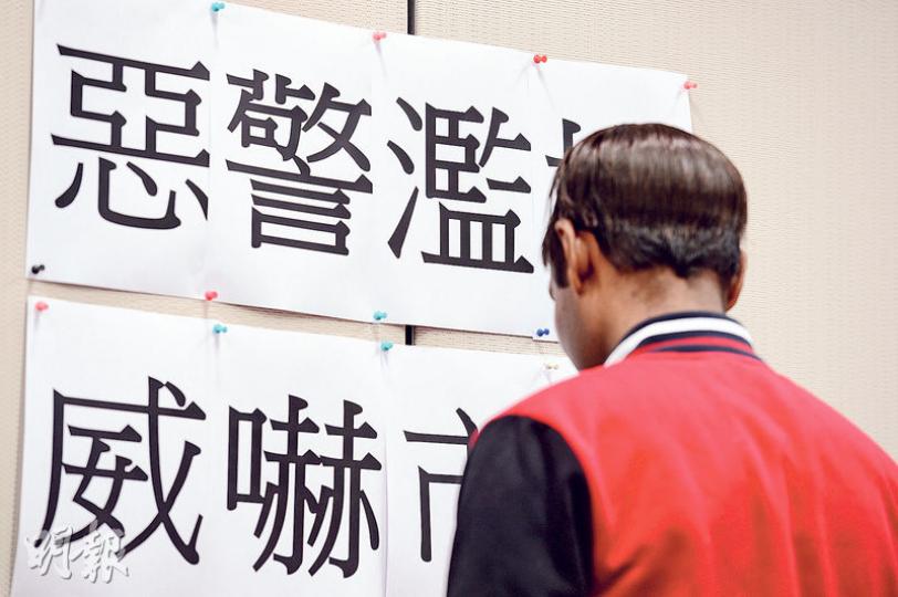 曾為警方線人的印籍人士X(圖)指控警方威脅他,並企圖插贓嫁禍以換取線報。他向警方投訴及報案後,警方已停止向他「索料」。(劉焌陶攝) 曾為警方線人的印籍人士X(圖)指控警方威脅他,並企圖插贓嫁禍以換取線報。他向警方投訴及報案後,警方已停止向他「索料」。(劉焌陶攝)