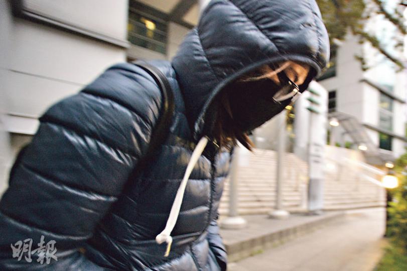 任職「靚一世」美容顧問的被告王珍珍(圖)從事美容業10多年,辯方指本案令她幾乎不可能再於行業立足,對她造成重大打擊。(盧翊銘攝)任職營業經理的被告鄭麗賢(圖),昨離開法院時以外套的帽掩臉,並由男親友護送。辯方透露,她數年前出現抑鬱及精神緊張問題,需看精神科及服藥。(盧翊銘攝) 任職「靚一世」美容顧問的被告王珍珍(圖)從事美容業10多年,辯方指本案令她幾乎不可能再於行業立足,對她造成重大打擊。(盧翊銘攝)任職營業經理的被告鄭麗賢(圖),昨離開法院時以外套的帽掩臉,並由男親友護送。辯方透露,她數年前出現抑鬱及精神緊張問題,需看精神科及服藥。(盧翊銘攝)