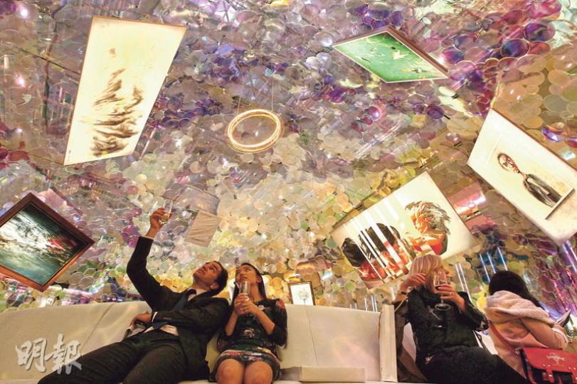 置地廣場展出9件來自各大畫廊或私人珍藏的藝術品,總值1.4億元,包括趙無極及莫內的名作。本地建築師林偉而用了逾千塊圓形樹脂玻璃片,製作直徑長13米的半圓形「天幕」,將展品懸掛半空中,配合燈光營造幻彩效果,不少市民坐下抬頭欣賞。(李紹昌攝) 置地廣場展出9件來自各大畫廊或私人珍藏的藝術品,總值1.4億元,包括趙無極及莫內的名作。本地建築師林偉而用了逾千塊圓形樹脂玻璃片,製作直徑長13米的半圓形「天幕」,將展品懸掛半空中,配合燈光營造幻彩效果,不少市民坐下抬頭欣賞。(李紹昌攝)