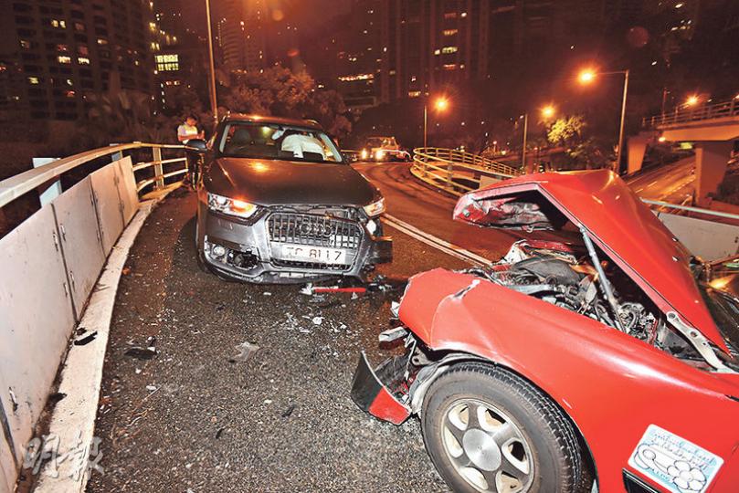 奧迪四驅車在中環上亞厘畢道禮賓府對開越線與的士迎頭相撞,兩車車頭均損毁。(蔡方山攝) 奧迪四驅車在中環上亞厘畢道禮賓府對開越線與的士迎頭相撞,兩車車頭均損毁。(蔡方山攝)
