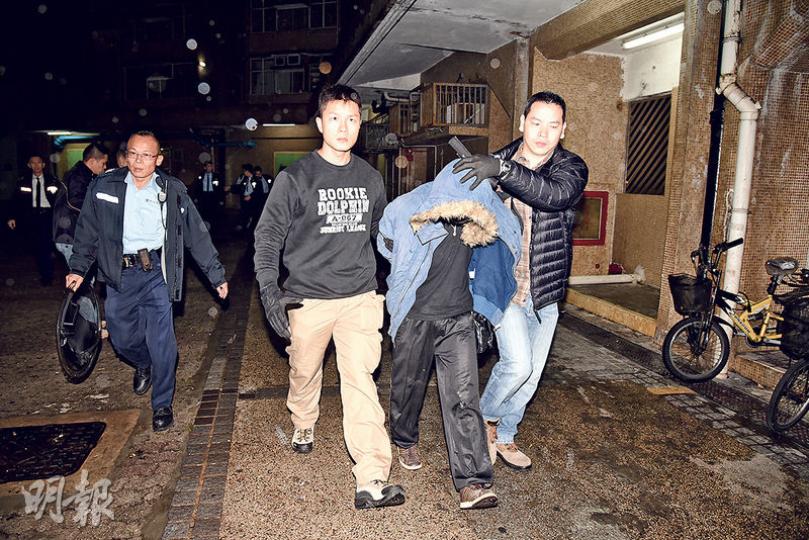 大埔太和邨昨凌晨發生斬人案,涉借錢不遂斬人的34歲男子被捕帶署。 (蔡方山攝) 大埔太和邨昨凌晨發生斬人案,涉借錢不遂斬人的34歲男子被捕帶署。 (蔡方山攝)