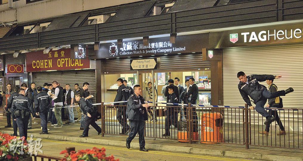 遇劫的「收藏家鐘錶珠寶有限公司」售賣高級品牌名表,並入選旅發局「優質零售商戶」。昨晚案發後,大批警員封鎖現場調查。(余俊亮攝)大批身穿避彈衣的警員在尖沙嘴一帶荷槍實彈追捕槍匪,至今日凌晨截稿時未有發現。 (余俊亮攝) 遇劫的「收藏家鐘錶珠寶有限公司」售賣高級品牌名表,並入選旅發局「優質零售商戶」。昨晚案發後,大批警員封鎖現場調查。(余俊亮攝)大批身穿避彈衣的警員在尖沙嘴一帶荷槍實彈追捕槍匪,至今日凌晨截稿時未有發現。 (余俊亮攝)