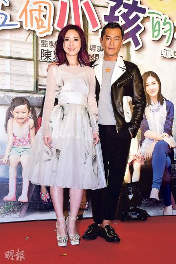 千嬅與古仔首次演夫妻,兩人談到戲中最難忘的事,是古仔開金口唱歌,令千嬅忍笑忍到手震。(攝影﹕梁迺楠)楊千嬅大讚5個小女孩悟性高和聰明,可以提名爭影后。(攝影﹕梁迺楠)千嬅在片中飾演呂校長,前晚真實的呂校長(左)也現身捧場,與千嬅手蹺手進場。(攝影﹕梁迺楠) 千嬅與古仔首次演夫妻,兩人談到戲中最難忘的事,是古仔開金口唱歌,令千嬅忍笑忍到手震。(攝影﹕梁迺楠)楊千嬅大讚5個小女孩悟性高和聰明,可以提名爭影后。(攝影﹕梁迺楠)千嬅在片中飾演呂校長,前晚真實的呂校長(左)也現身捧場,與千嬅手蹺手進場。(攝影﹕梁迺楠)