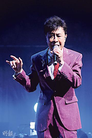 葉振棠投入演唱經典金曲,唱到投入時更擺出張學友的招牌「蘭花手」。(攝影/記者﹕梁榮達)葉振棠唱《太極張三豐》時耍了幾招太極。(攝影/記者﹕梁榮達) 葉振棠投入演唱經典金曲,唱到投入時更擺出張學友的招牌「蘭花手」。(攝影/記者﹕梁榮達)葉振棠唱《太極張三豐》時耍了幾招太極。(攝影/記者﹕梁榮達)