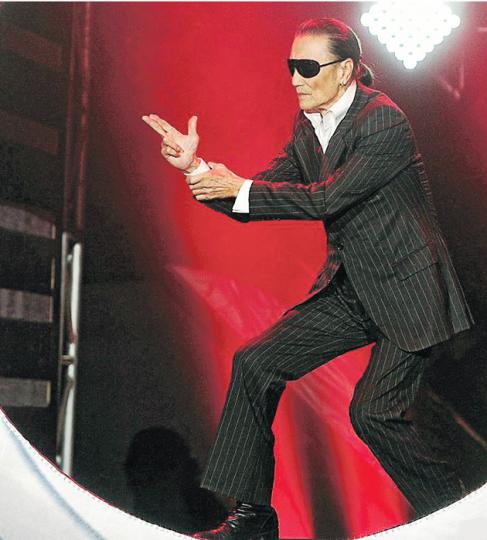 謝賢錄影內地明星真人騷時,特務007上身,Chok到爆!四哥年近80,依然魅力非凡!(微博圖片) 謝賢錄影內地明星真人騷時,特務007上身,Chok到爆!四哥年近80,依然魅力非凡!(微博圖片)