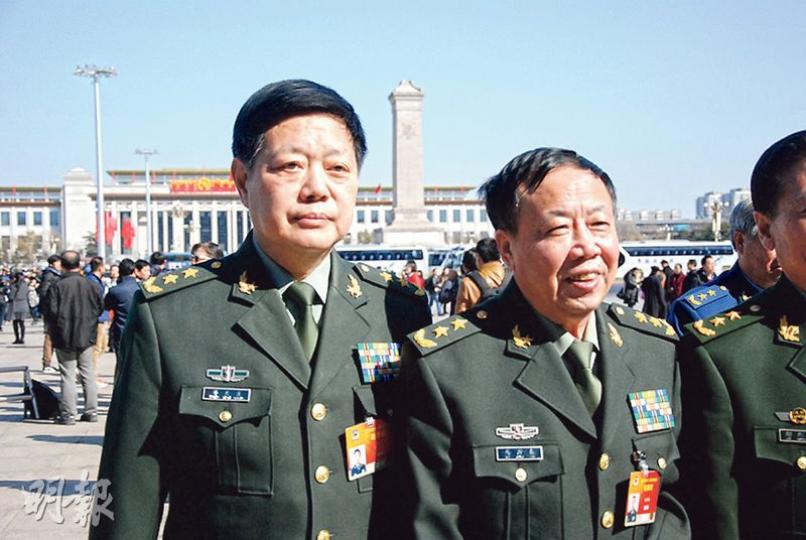 張震上將的前秘書鄧天生中將(左)被記者問及張震現况,反而驚聞記者為何得知兩人關係。(明報記者攝) 張震上將的前秘書鄧天生中將(左)被記者問及張震現况,反而驚聞記者為何得知兩人關係。(明報記者攝)