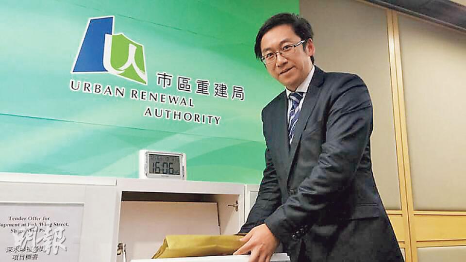 萬科置業(香港)近期積極投地,該公司業務部助理董事林力山昨日親身為市建局深水埗福榮街項目遞交標書。(劉詠怡攝) 萬科置業(香港)近期積極投地,該公司業務部助理董事林力山昨日親身為市建局深水埗福榮街項目遞交標書。(劉詠怡攝)