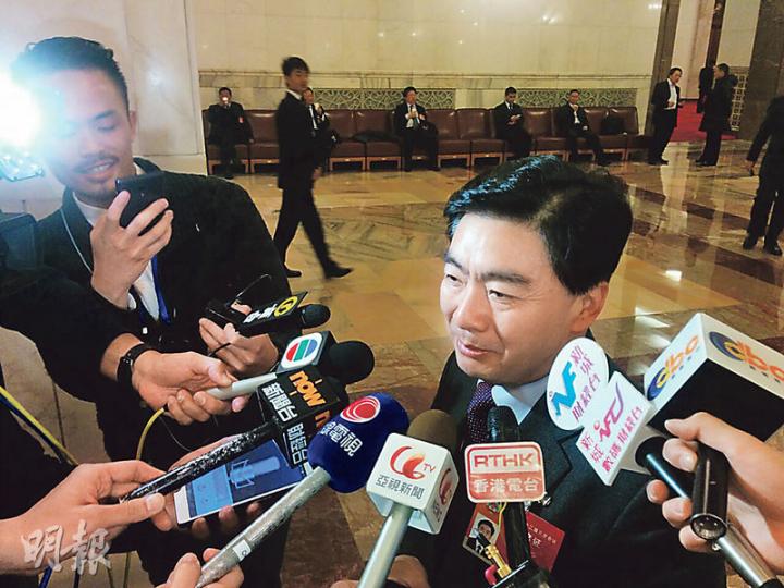 深圳市委書記王榮昨在北京表示,相信所有海關、口岸都可能存在腐敗行為,並稱政府目前打擊及整治力度很大。(梁卓怡攝)曾任外交部駐港特派員、現為全國政協發言人的呂新華昨表示,2012年離港時,已覺得香港「秩序有點混亂」,現時中央及香港政府應決定是否需檢討問題。 (梁卓怡攝) 深圳市委書記王榮昨在北京表示,相信所有海關、口岸都可能存在腐敗行為,並稱政府目前打擊及整治力度很大。(梁卓怡攝)曾任外交部駐港特派員、現為全國政協發言人的呂新華昨表示,2012年離港時,已覺得香港「秩序有點混亂」,現時中央及香港政府應決定是否需檢討問題。 (梁卓怡攝)