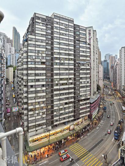 北角五洲大廈公契列明,3樓或以上單位不能經營賓館或酒店,但據民政事務總署牌照事務處網頁,該廈現時仍有5間持牌賓館在經營,但全部位於3樓以上,即是全部違反公契。(余俊亮攝)位於北角五洲大廈的悅思客棧(Yesinn)曾在2013年被大火波及,至今在大廈的5樓及15樓仍有單位經營賓館。賓館牌照有效期至明年5、6月,但因違反大廈公契,未來可能不獲當局發牌或續牌。(余俊亮攝) 北角五洲大廈公契列明,3樓或以上單位不能經營賓館或酒店,但據民政事務總署牌照事務處網頁,該廈現時仍有5間持牌賓館在經營,但全部位於3樓以上,即是全部違反公契。(余俊亮攝)位於北角五洲大廈的悅思客棧(Yesinn)曾在2013年被大火波及,至今在大廈的5樓及15樓仍有單位經營賓館。賓館牌照有效期至明年5、6月,但因違反大廈公契,未來可能不獲當局發牌或續牌。(余俊亮攝)