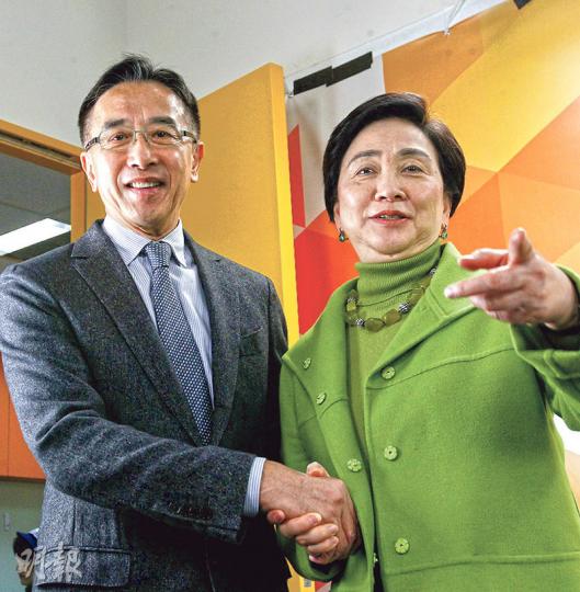 自由黨榮譽主席田北俊(左)昨日接受民主黨主席劉慧卿(右)專訪,兩人於訪問前握手。田北俊笑言,自由黨和民主黨均被特首與問責官員杯葛出席黨慶,兩黨「同病相憐」。(李紹昌攝) 自由黨榮譽主席田北俊(左)昨日接受民主黨主席劉慧卿(右)專訪,兩人於訪問前握手。田北俊笑言,自由黨和民主黨均被特首與問責官員杯葛出席黨慶,兩黨「同病相憐」。(李紹昌攝)