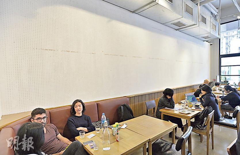 本報記者昨前往Kubrick,發現該店已撤下展覽照片,牆上留下膠紙痕迹。(岑詠欣攝) 本報記者昨前往Kubrick,發現該店已撤下展覽照片,牆上留下膠紙痕迹。(岑詠欣攝)