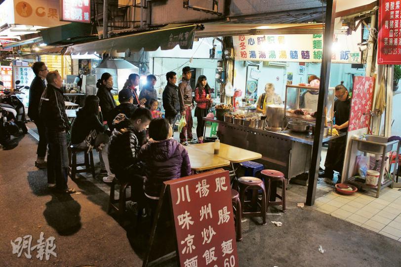 「阿明豬心冬粉」是保安路美食街的名店,每晚顧客不絕,營業直至凌晨。(蔡俊業攝)豬心易老,不能久煮,阿明的豬心肉質爽脆,質素極佳。(45新台幣,約11港元,A)(蔡俊業攝)「聖記軟骨飯」的豬軟骨燜得超軟,配合筍乾和台米,極之美味。(連貢丸50元新台幣,約12港元,B)(蔡俊業攝)午市時段的「阿和肉燥飯」,逼滿來開餐的台南人,旅客反而不多,是台南人的地道開餐秘點。(蔡俊業攝)台北叫滷肉飯,以濃汁烹調肉碎,味鹹,來到台南稱為肉燥飯,肉碎變成肥美的鹵肉丁。(20新台幣,約5港元,C)(蔡俊業攝)「黃記鱔 「阿明豬心冬粉」是保安路美食街的名店,每晚顧客不絕,營業直至凌晨。(蔡俊業攝)豬心易老,不能久煮,阿明的豬心肉質爽脆,質素極佳。(45新台幣,約11港元,A)(蔡俊業攝)「聖記軟骨飯」的豬軟骨燜得超軟,配合筍乾和台米,極之美味。(連貢丸50元新台幣,約12港元,B)(蔡俊業攝)午市時段的「阿和肉燥飯」,逼滿來開餐的台南人,旅客反而不多,是台南人的地道開餐秘點。(蔡俊業攝)台北叫滷肉飯,以濃汁烹調肉碎,味鹹,來到台南稱為肉燥飯,肉碎變成肥美的鹵肉丁。(20新台幣,約5港元,C)(蔡俊業攝)「黃記鱔