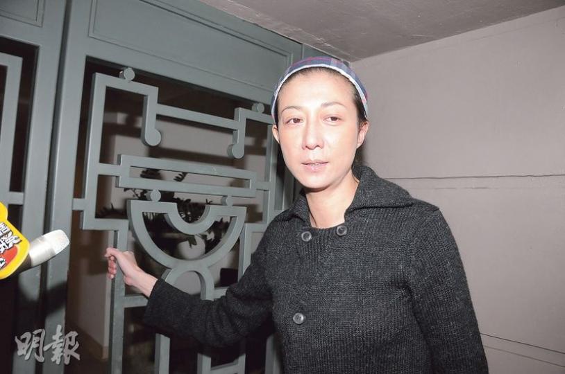 前亞洲小姐冠軍吳綺莉接受《明報周刊》訪問,回應被女兒報警虐兒一事。記者昨午找她回應時,她說「我冇事,我冇嘢講」。記者問她被指藏毒一事,她未有回應便走入屋苑。(劉永銳攝) 前亞洲小姐冠軍吳綺莉接受《明報周刊》訪問,回應被女兒報警虐兒一事。記者昨午找她回應時,她說「我冇事,我冇嘢講」。記者問她被指藏毒一事,她未有回應便走入屋苑。(劉永銳攝)