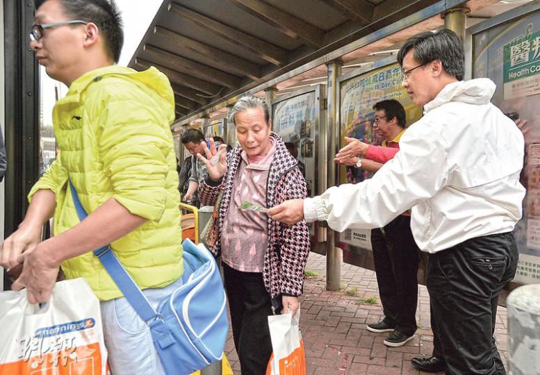 新界關注大聯盟發言人何君堯(白衣者)昨連同旅行社東主代表到屯門「向旅客問好」,他於跨境巴士車站向旅客派發「保衛屯門」傳單,又向旅客講「歡迎來港購物」等說話,不過有個別旅客拒絕接過傳單(圖)。(余俊亮攝) 新界關注大聯盟發言人何君堯(白衣者)昨連同旅行社東主代表到屯門「向旅客問好」,他於跨境巴士車站向旅客派發「保衛屯門」傳單,又向旅客講「歡迎來港購物」等說話,不過有個別旅客拒絕接過傳單(圖)。(余俊亮攝)