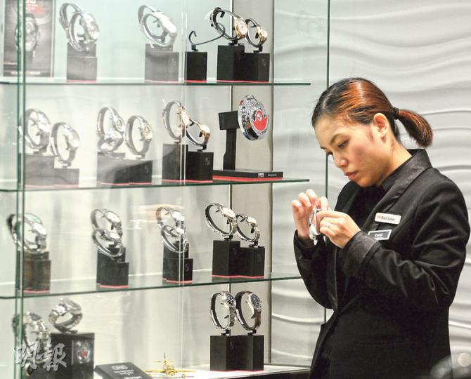 鐘表業總會當然顧問高鼎國透露,鐘表店人流於新春過後至今未「回勇」,他認為未來兩周是關鍵時期,如其間零售市道仍然低迷,預料業界今年內會採取緊縮方案。(劉焌陶攝) 鐘表業總會當然顧問高鼎國透露,鐘表店人流於新春過後至今未「回勇」,他認為未來兩周是關鍵時期,如其間零售市道仍然低迷,預料業界今年內會採取緊縮方案。(劉焌陶攝)