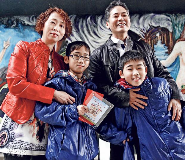 蕭煥攀(後排右)與家人憑積極態度面對逆境,在「香港家庭選舉」嘉許禮組別中獲得「自強家庭大獎」。蕭先生為照顧分別患羅氏腦炎而行動不便的長子恆信(前排右)和患自閉和過度活躍症的幼子恆望(前排左),4年前毅然辭去工作,決心做個全職爸爸。(李紹昌攝) 蕭煥攀(後排右)與家人憑積極態度面對逆境,在「香港家庭選舉」嘉許禮組別中獲得「自強家庭大獎」。蕭先生為照顧分別患羅氏腦炎而行動不便的長子恆信(前排右)和患自閉和過度活躍症的幼子恆望(前排左),4年前毅然辭去工作,決心做個全職爸爸。(李紹昌攝)