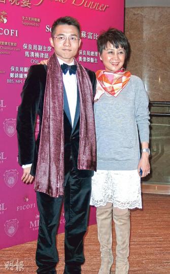 四太與首度加入保良局任總理的兒子何猷亨出席慈善晚宴。(攝影/記者﹕林蘊兒) 四太與首度加入保良局任總理的兒子何猷亨出席慈善晚宴。(攝影/記者﹕林蘊兒)