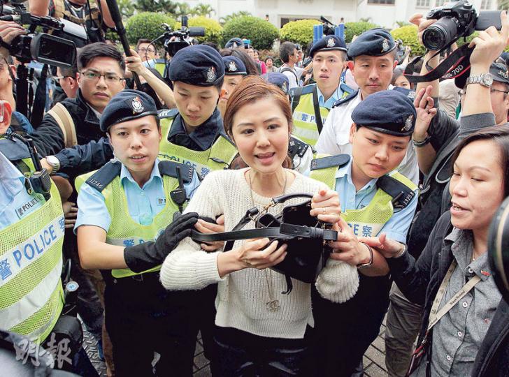 人民力量主席袁彌明(中)成功通過安檢進場,她在未有叫口號或展示示威物品下,被警方指引起場內混亂,「邀請」她離場。(李澤彤攝) 人民力量主席袁彌明(中)成功通過安檢進場,她在未有叫口號或展示示威物品下,被警方指引起場內混亂,「邀請」她離場。(李澤彤攝)