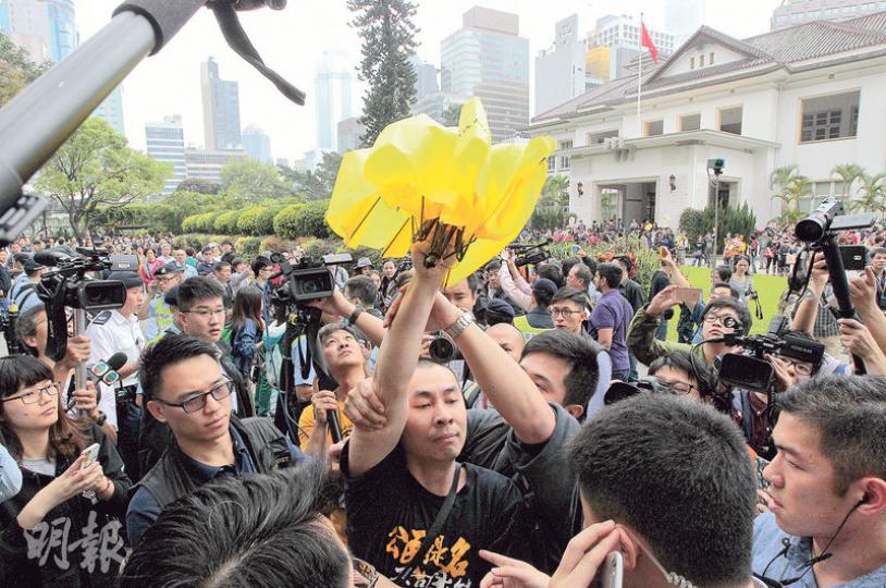雖然有部分示威者成功帶了黃傘進入禮賓府,惟他們一打開傘子,在其旁邊的警員便會上前阻止,人亦會即被帶走。 (李澤彤攝)有市民穿上「撐CY」字樣的衣服到禮賓府遊覽,稱要支持特首,又指罵舉傘示威者。在場警員和保安沒有干預。(李澤彤攝) 雖然有部分示威者成功帶了黃傘進入禮賓府,惟他們一打開傘子,在其旁邊的警員便會上前阻止,人亦會即被帶走。 (李澤彤攝)有市民穿上「撐CY」字樣的衣服到禮賓府遊覽,稱要支持特首,又指罵舉傘示威者。在場警員和保安沒有干預。(李澤彤攝)