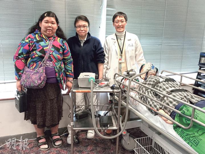 BMI達51.8、超標逾倍的Annie(左一),確診睡眠窒息症及呼及不足症,日間需戴氧氣機,晚間則需戴無創通氣機保持呼吸暢順。北區醫院內科部顧問醫生俞佳琳(右)表示,醫護會為病人睡眠做多重描繪紀錄,記錄其睡眠情况,評估是否有睡眠窒息症。(邱雅錡攝) BMI達51.8、超標逾倍的Annie(左一),確診睡眠窒息症及呼及不足症,日間需戴氧氣機,晚間則需戴無創通氣機保持呼吸暢順。北區醫院內科部顧問醫生俞佳琳(右)表示,醫護會為病人睡眠做多重描繪紀錄,記錄其睡眠情况,評估是否有睡眠窒息症。(邱雅錡攝)
