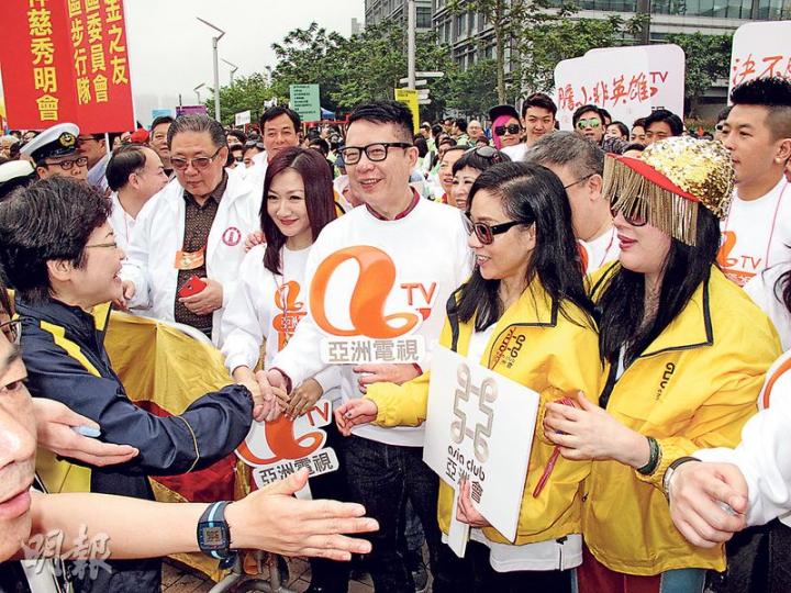 政務司長林鄭月娥跟葉家寶握手打氣。(攝影/記者:鍾一虹) 政務司長林鄭月娥跟葉家寶握手打氣。(攝影/記者:鍾一虹)